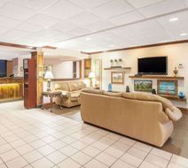 Baymont Inn & Suites London Lobby