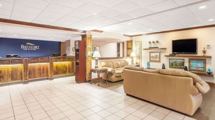 Baymont Inn & Suites London Lobby