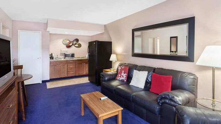 Baymont Inn & Suites London Suite