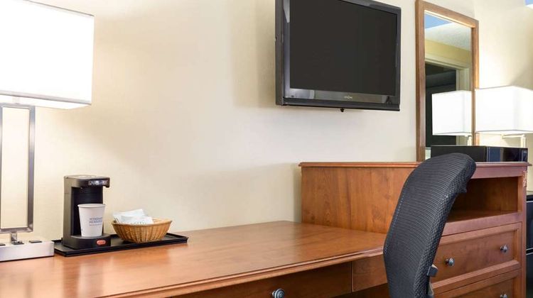 Days Inn Fargo Suite