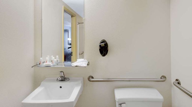 <b>Days Inn Geneva Room</b>. Images powered by <a href="https://iceportal.shijigroup.com/" title="IcePortal" target="_blank">IcePortal</a>.