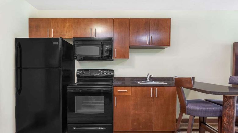 <b>Ramada Carlyle Suite</b>. Images powered by <a href="https://iceportal.shijigroup.com/" title="IcePortal" target="_blank">IcePortal</a>.
