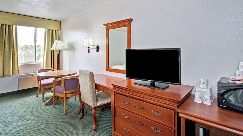 <b>Days Inn & Suites by Wyndham Fullerton Room</b>. Images powered by <a href="https://iceportal.shijigroup.com/" title="IcePortal" target="_blank">IcePortal</a>.