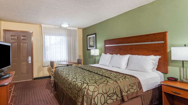 Baymont Inn & Suites Pigeon Forge Room
