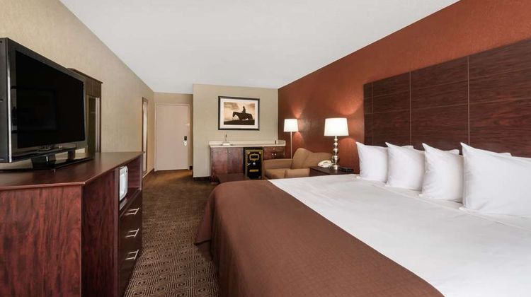 Baymont Inn & Suites Midland Airport Room