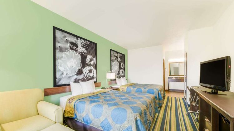Super 8 Cotulla Room