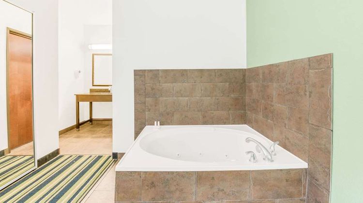 Super 8 Cotulla Suite