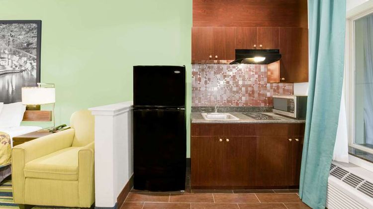 Super 8 Cotulla Suite