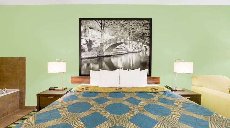 Super 8 Cotulla Suite