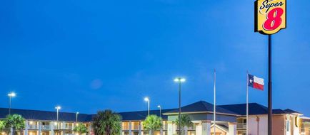 Super 8 Dilley Exterior