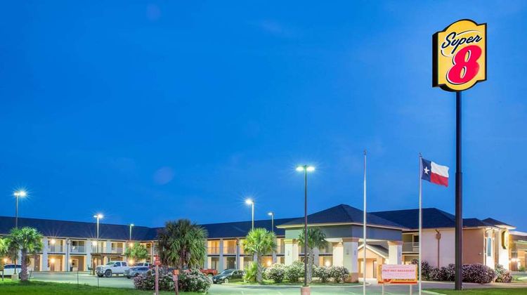 Super 8 Dilley Exterior