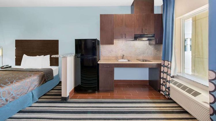 Super 8 Dilley Suite
