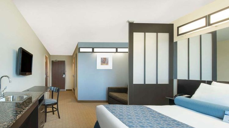 Microtel Inn & Suites by Wyndham Stanley Suite
