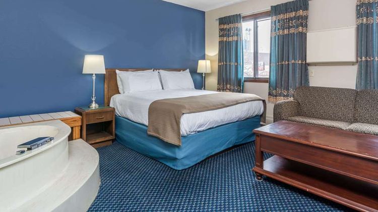 Knights Inn Litchfield Suite