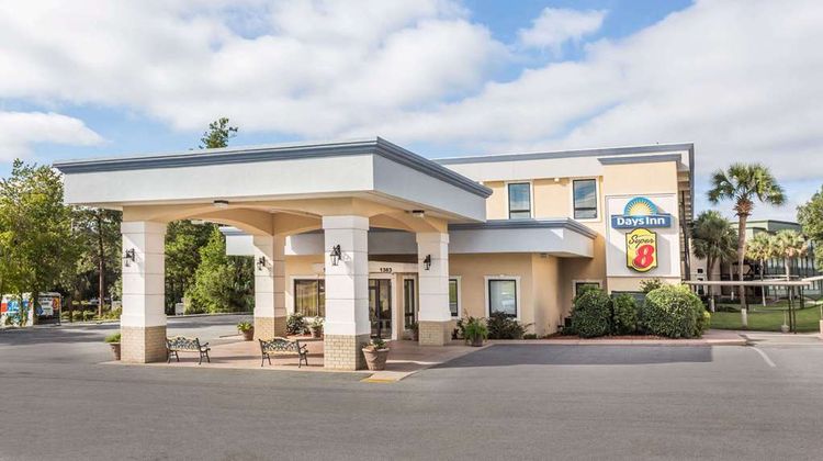 Super 8 Valdosta Mall Exterior