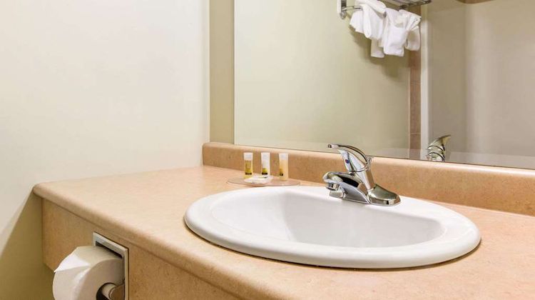 Days Inn by Wyndham Chetwynd Room