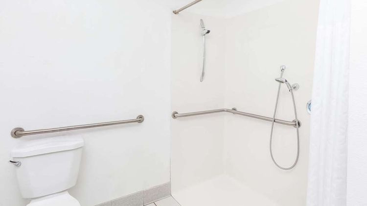 Days Inn & Suites by Wyndham Sunnyvale Room