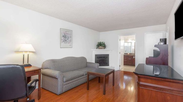Days Inn & Suites by Wyndham Sunnyvale Suite