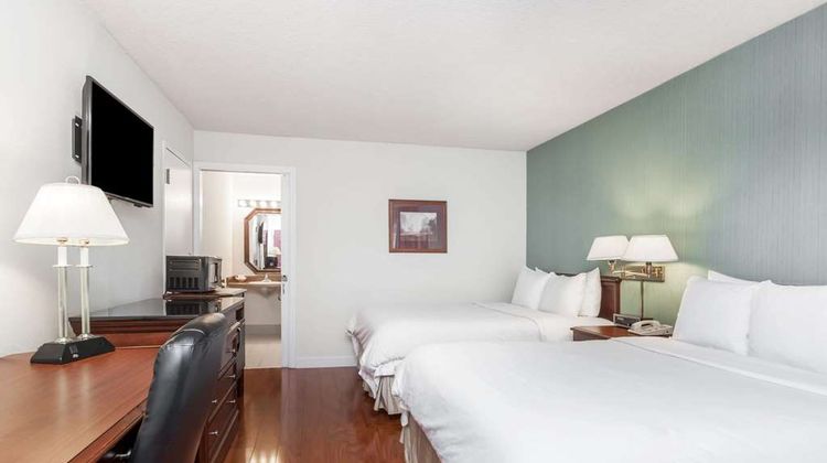 Days Inn & Suites by Wyndham Sunnyvale Room