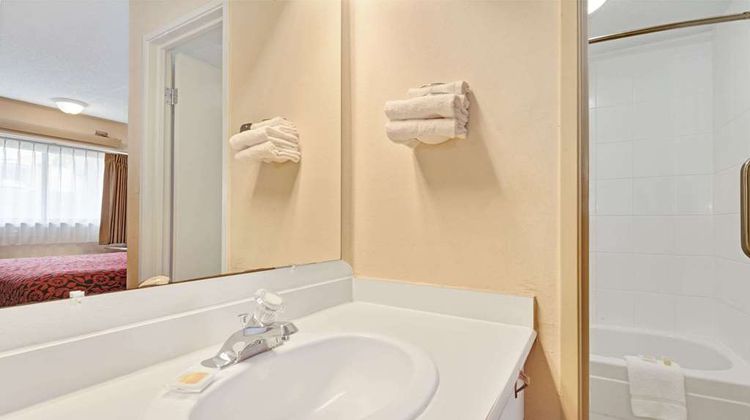 Days Inn Overland Park Room