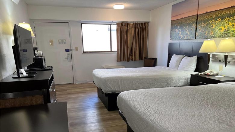 <b>Days Inn Overland Park Room</b>. Images powered by <a href="https://iceportal.shijigroup.com/" title="IcePortal" target="_blank">IcePortal</a>.