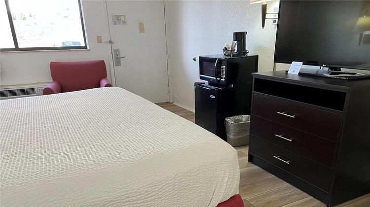 Days Inn Overland Park Room