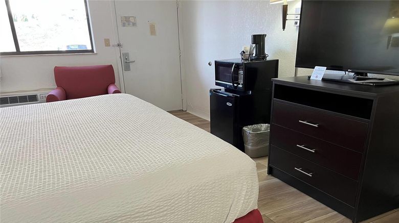 <b>Days Inn Overland Park Room</b>. Images powered by <a href="https://iceportal.shijigroup.com/" title="IcePortal" target="_blank">IcePortal</a>.