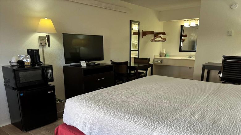 <b>Days Inn Overland Park Room</b>. Images powered by <a href="https://iceportal.shijigroup.com/" title="IcePortal" target="_blank">IcePortal</a>.