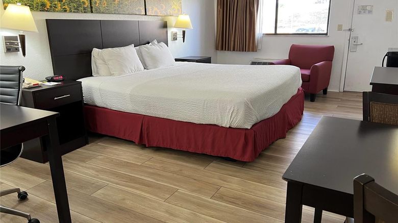 <b>Days Inn Overland Park Room</b>. Images powered by <a href="https://iceportal.shijigroup.com/" title="IcePortal" target="_blank">IcePortal</a>.