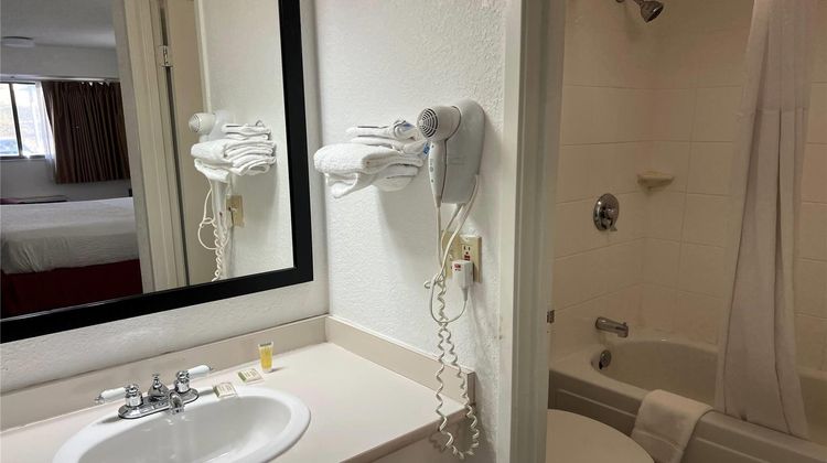 Days Inn Overland Park Room