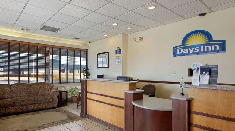 <b>Days Inn Salina South Lobby</b>. Images powered by <a href="https://iceportal.shijigroup.com/" title="IcePortal" target="_blank">IcePortal</a>.
