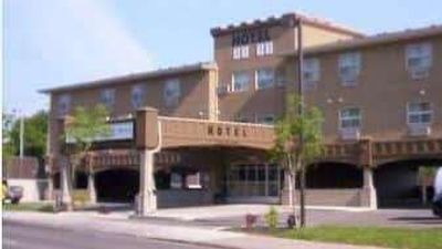 Super 8 Saskatoon West