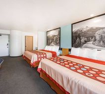 Super 8 Show Low Room