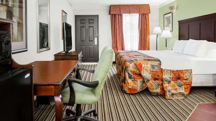 Days Inn Oneonta AL Suite
