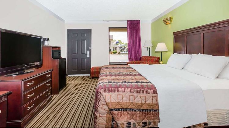 Days Inn Oneonta AL Room