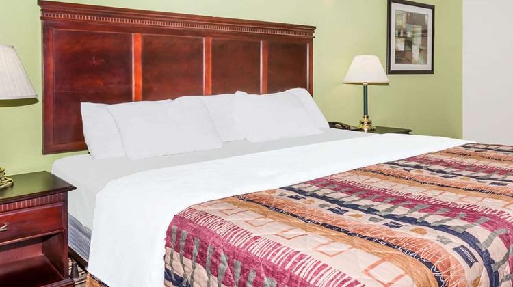 Days Inn Oneonta AL Room