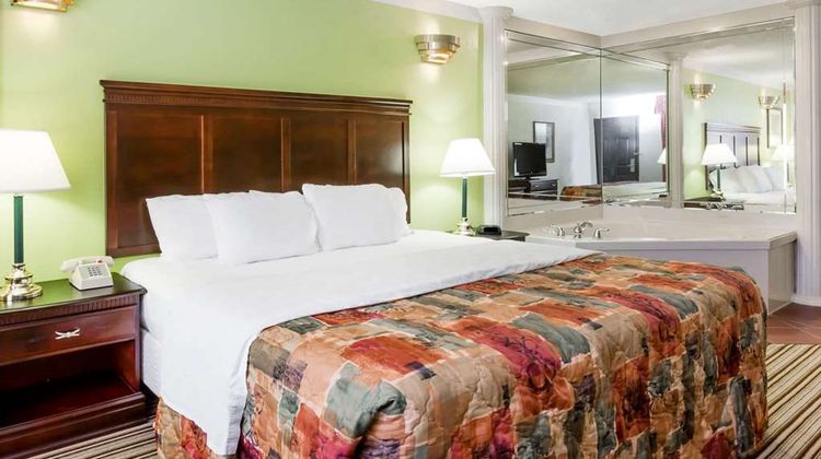 Days Inn Oneonta AL Suite