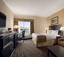 Days Inn & Suites Winnipeg Airport Room