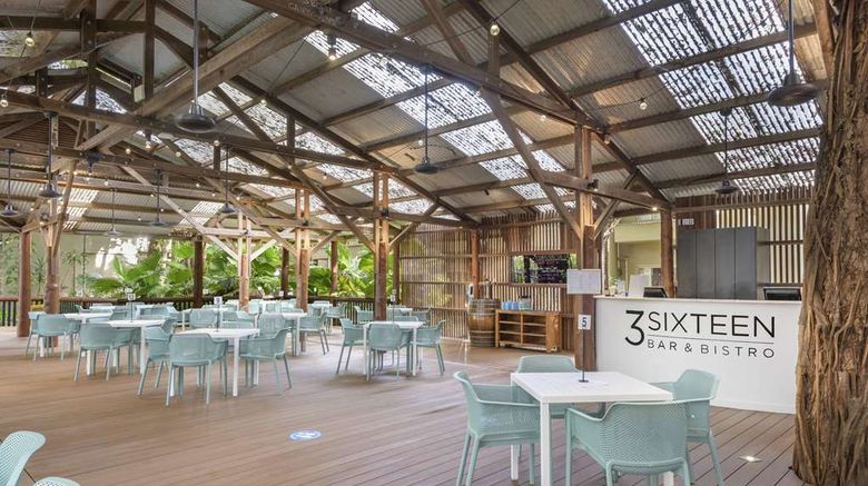 <b>Ramada Resort Port Douglas Restaurant</b>. Images powered by <a href="https://iceportal.shijigroup.com/" title="IcePortal" target="_blank">IcePortal</a>.