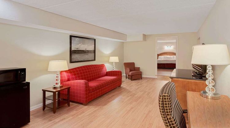 Days Inn Bay City Suite