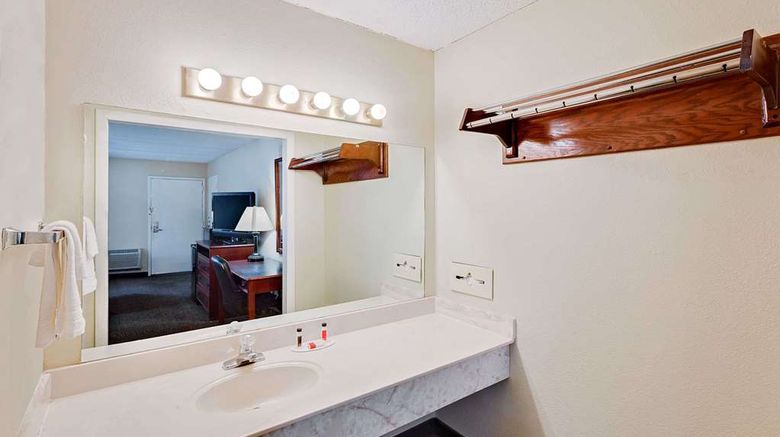 <b>Days Inn Bay City Room</b>. Images powered by <a href="https://iceportal.shijigroup.com/" title="IcePortal" target="_blank">IcePortal</a>.