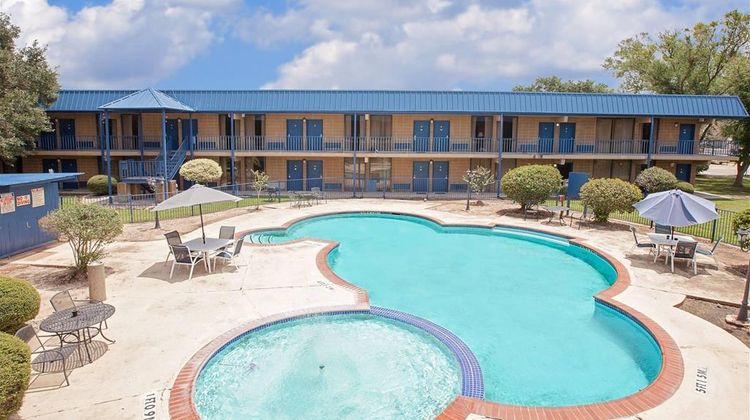 Days Inn Bay City Pool