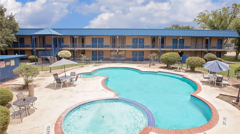 <b>Days Inn Bay City Pool</b>. Images powered by <a href="https://iceportal.shijigroup.com/" title="IcePortal" target="_blank">IcePortal</a>.