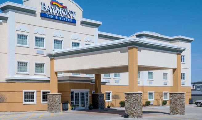 Baymont Inn & Suites Minot Exterior