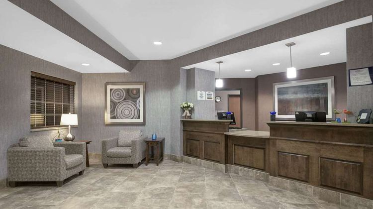 Baymont Inn & Suites Minot Lobby