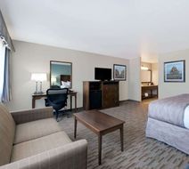 Baymont Inn & Suites Minot Room