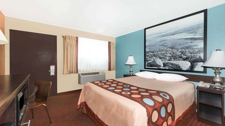 Super 8 Midwest City Room