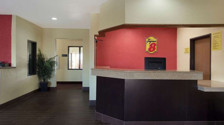 Super 8 Lees Summit Lobby