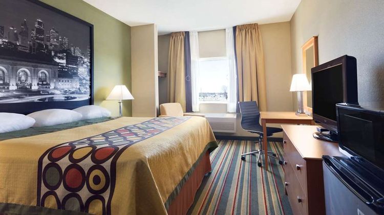 Super 8 Lees Summit Room