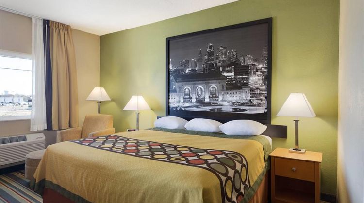Super 8 Lees Summit Room